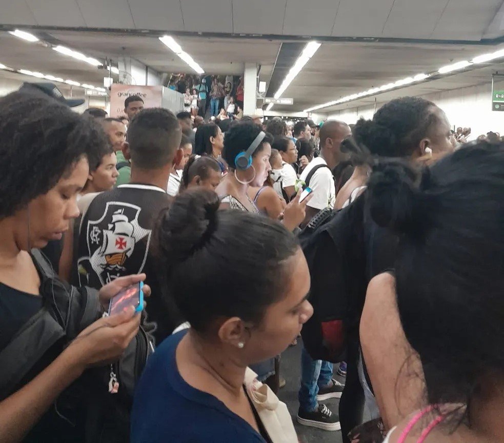 Passageiros ficam feridos no metrô do Rio após confusão em escada