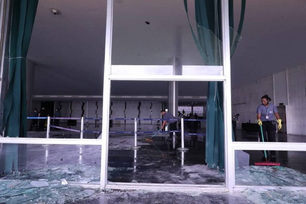 Cadeira de Niemeyer e 400 computadores destruídos: Câmara contabiliza R$ 3 milhões em prejuízos