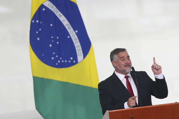O ministro da Secretaria de Comunicação Social da Presidência, Paulo Pimenta, toma posse, no Salão Oeste do Palácio do Planalto (Valter Campanato/Agência Brasil)