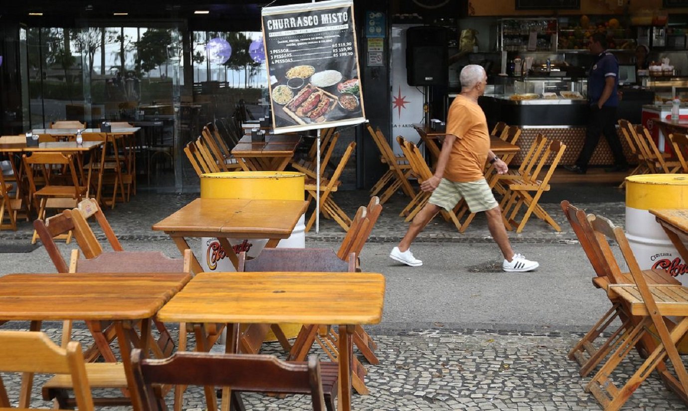 Setor de serviços no Brasil cai 1,6% de março para abril