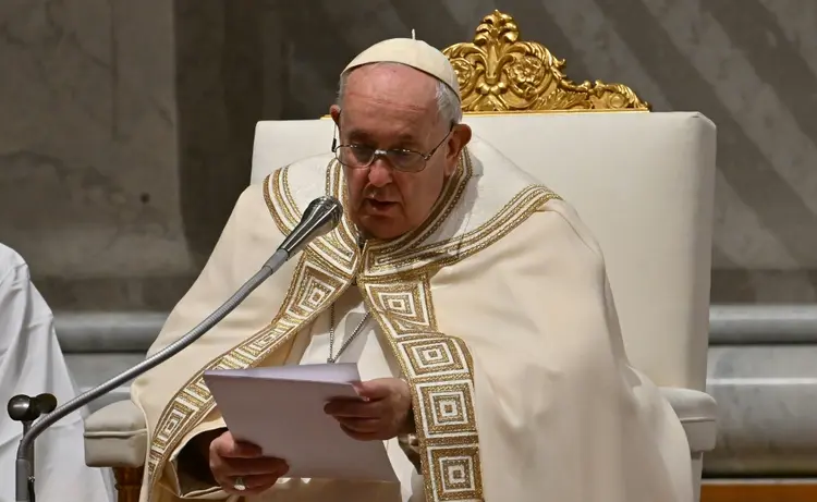 Papa Francisco fala durante a missa de Te Deum na véspera do Ano Novo na Basílica de São Pedro, no Vaticano, em 31 de dezembro de 2022 (AFP/AFP)