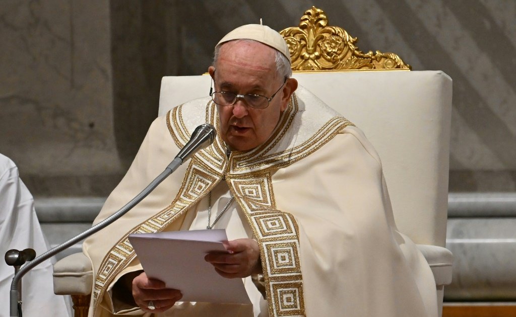 Papa Francisco já está sentando em poltrona e trabalhando após cirurgia abdominal (AFP/AFP)
