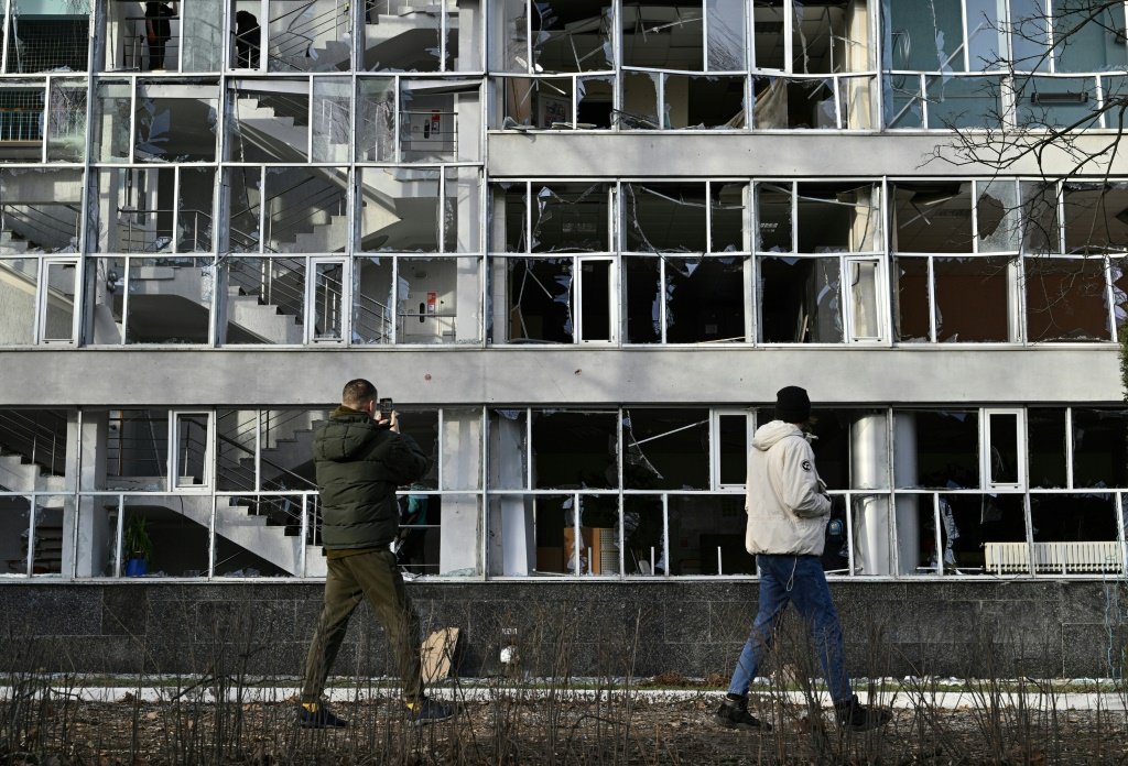 Prédio destruído pelos ataques russos, em 1º de janeiro de 2023 (AFP/AFP)