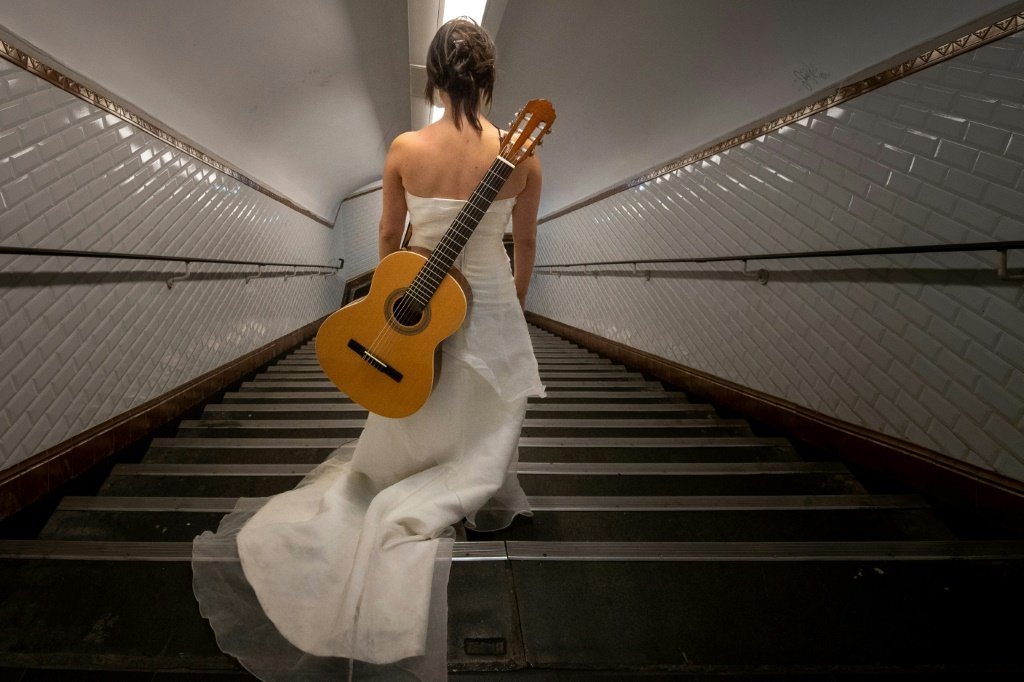 A cantora francesa Eli Jadot, artista de rua, nos corredores do metrô de Paris (AFP/AFP)