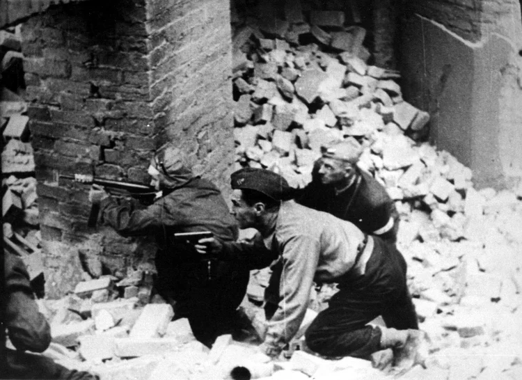 Insurgentes poloneses enfrentam soldados nazistas durante a Segunda Guerra Mundial em Varsóvia, em 1944 (AFP/AFP Photo)