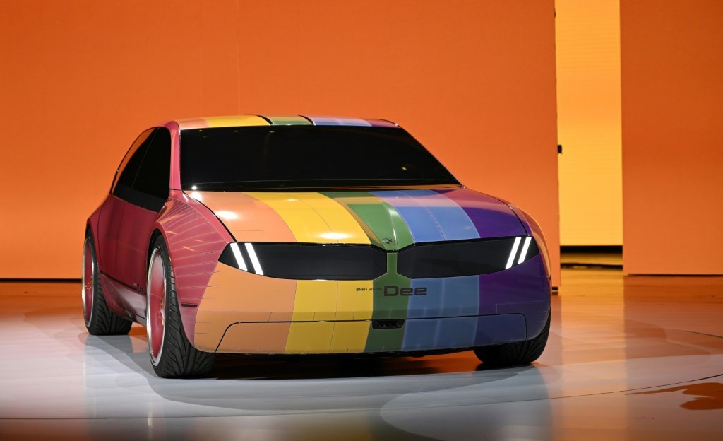 BMW i Vision Dee pode mudar de cor a pedido do motorista e projeta dados do desempenho no para-brisa (AFP/AFP)