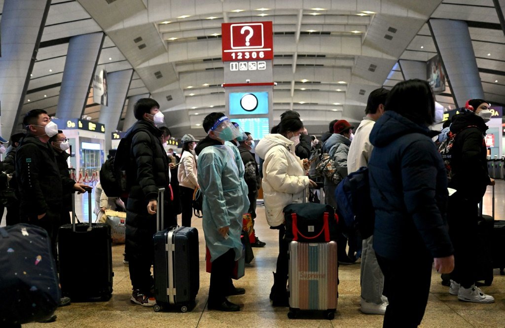 China suspende quarentenas para viajantes internacionais e encerra três anos de isolamento