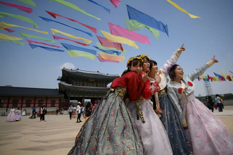 Turistas da China no palácio Gyeongbokgung, em Seul. (AFP/AFP)