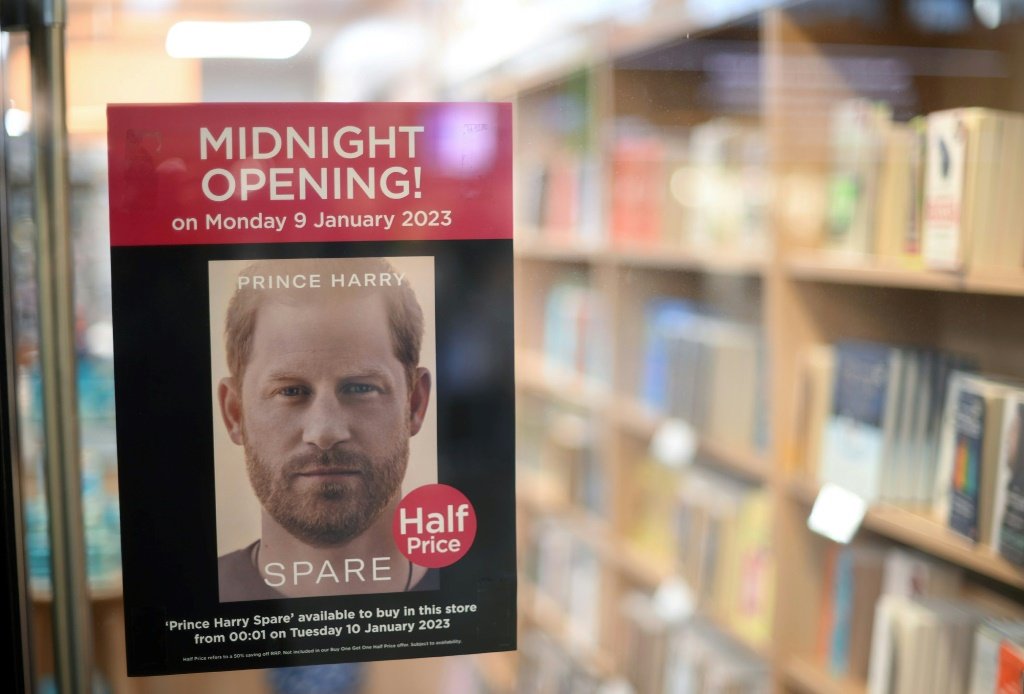 Um cartaz anunciando o livro "Spare", do Príncipe Harry, na vitrine de uma livraria em Londres. (AFP/AFP)
