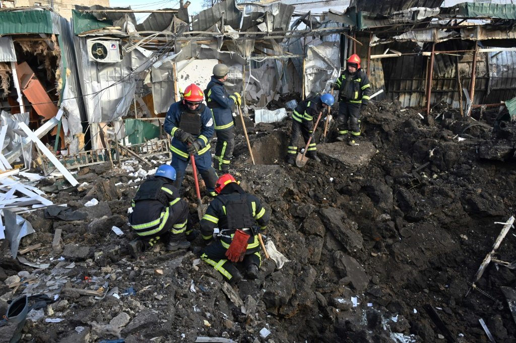 Bombardeio russo deixa dois mortos em mercado no leste da Ucrânia