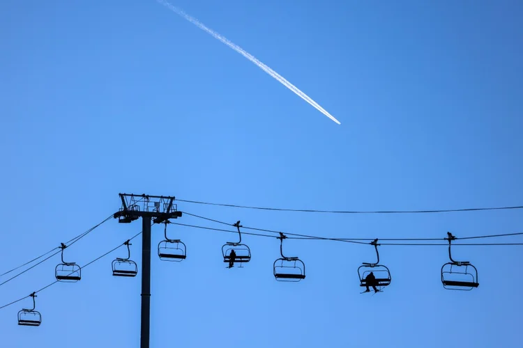 Dois esquiadores usam um teleférico no resort Peyragudes, no sudoeste da França. (AFP/AFP)