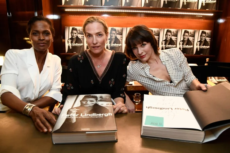 A modelo Tatjana Patitz (ao centro) acompanhada por Karena Alexander e Milla Jovovich. (AFP/AFP)