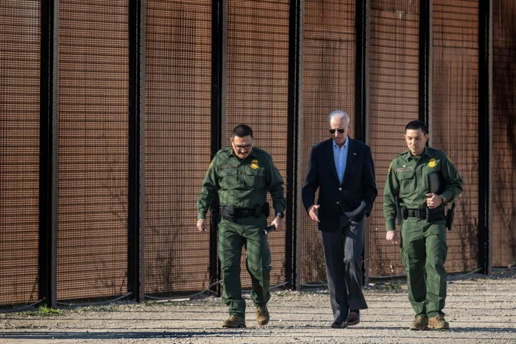 O presidente americano, Joe Biden, fala com oficiais da Alfândega e Proteção de Fronteiras dos Estados Unidos durante visita a fronteira EUA-México em El Paso, Texas, em 8 de janeiro de 2023 (AFP/AFP Photo)