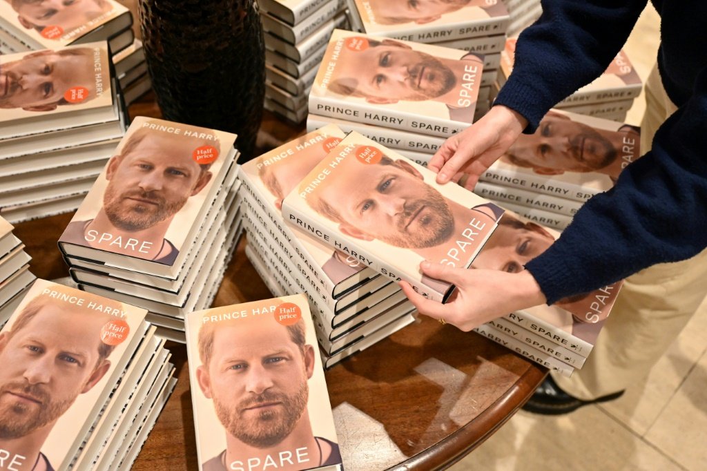 Autobiografia de príncipe Harry vende 1,4 milhão de exemplares em inglês no primeiro dia