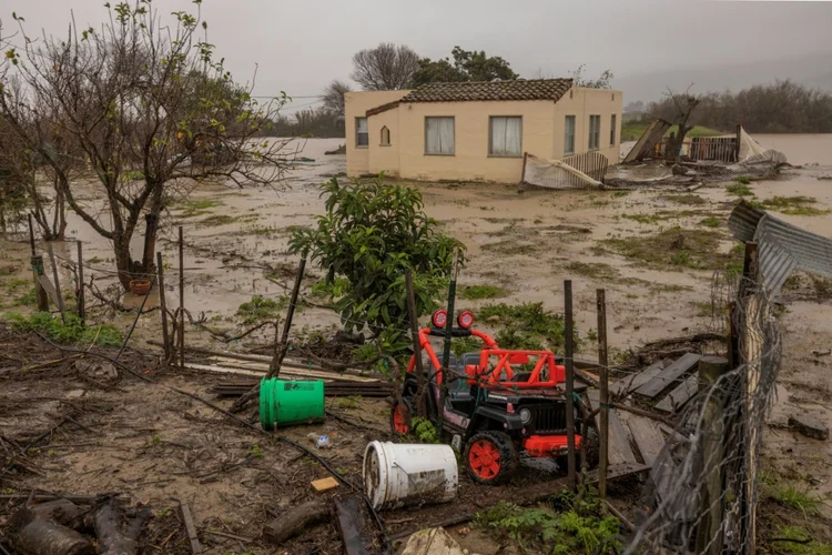 Casa inundada pelas ondas do rio Salinas, perto de Chualar, Califórnia, em 14 de janeiro de 2022 (ROMAIN FONSEGRIVES / © AGENCE FRANCE-PRESSE/AFP)