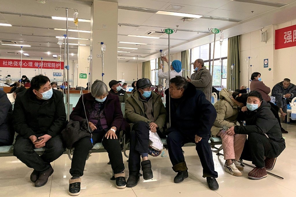 Pacientes com covid-19 recebem tratamento médico em um hospital em Fengyang, província de Anhui, leste da China, em 5 de janeiro de 2023 (AFP/AFP)