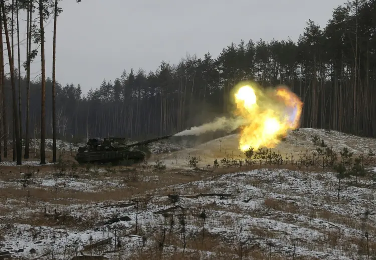 Um tanque ucraniano dispara contra posições russas perto de Kreminna, em 12 de janeiro de 2023 (AFP/AFP)