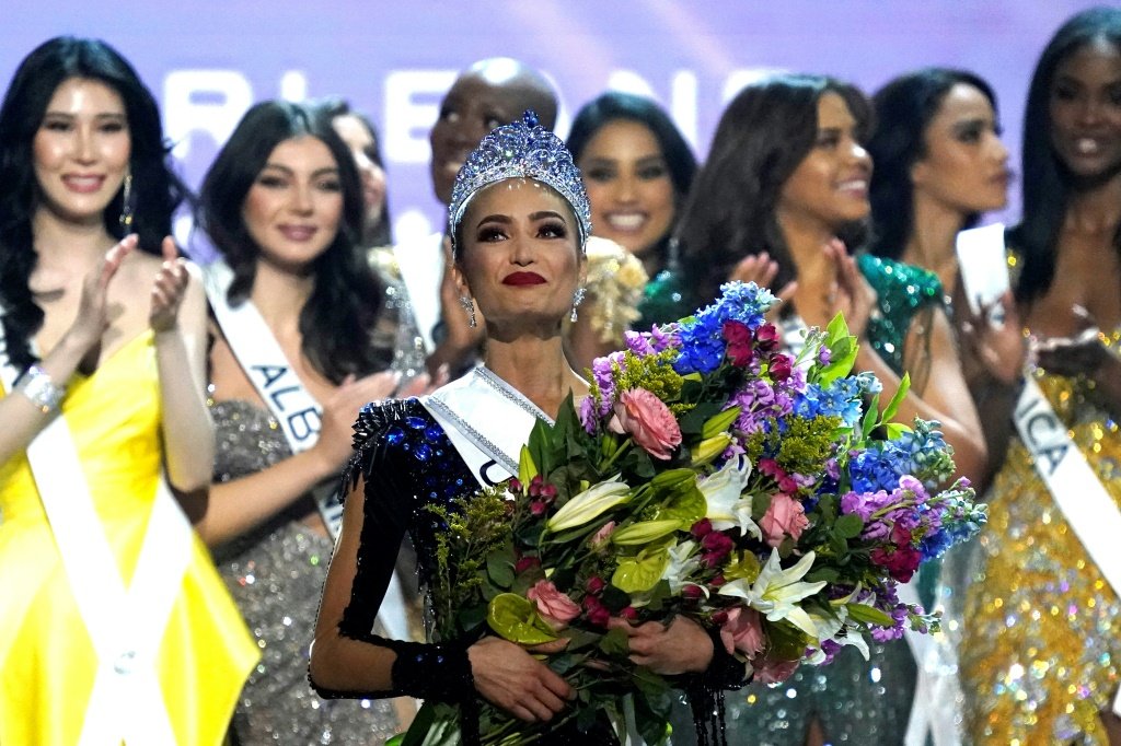 Miss Estados Unidos R'Bonney Gabriel (ao centro), ganhadora da 71ª edição do concurso Miss Universo. (AFP/AFP)