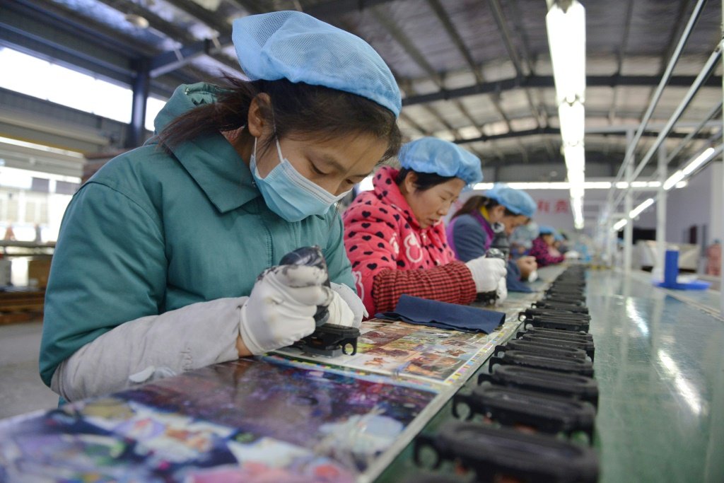Mulheres trabalham na linha de montagem de uma fábrica de alto-falantes na cidade de Fuyang, leste da China. (AFP/AFP)