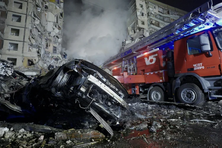 Um prédio residencial destruído por um bombardeio russo em Dnipro, leste da Ucrânia. (AFP/AFP)