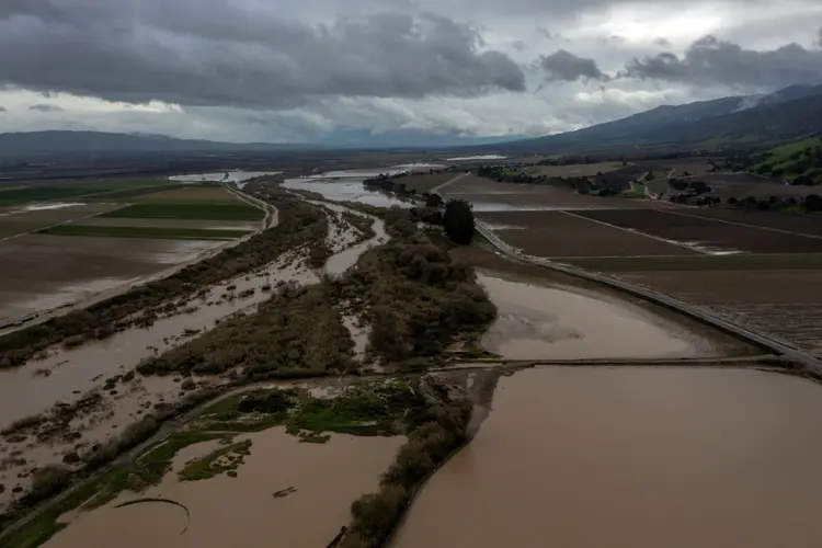 Califórnia: desde 27 de dezembro inundações e deslizamentos de terra causados pelas violentas tempestades de inverno (AFP/AFP Photo)