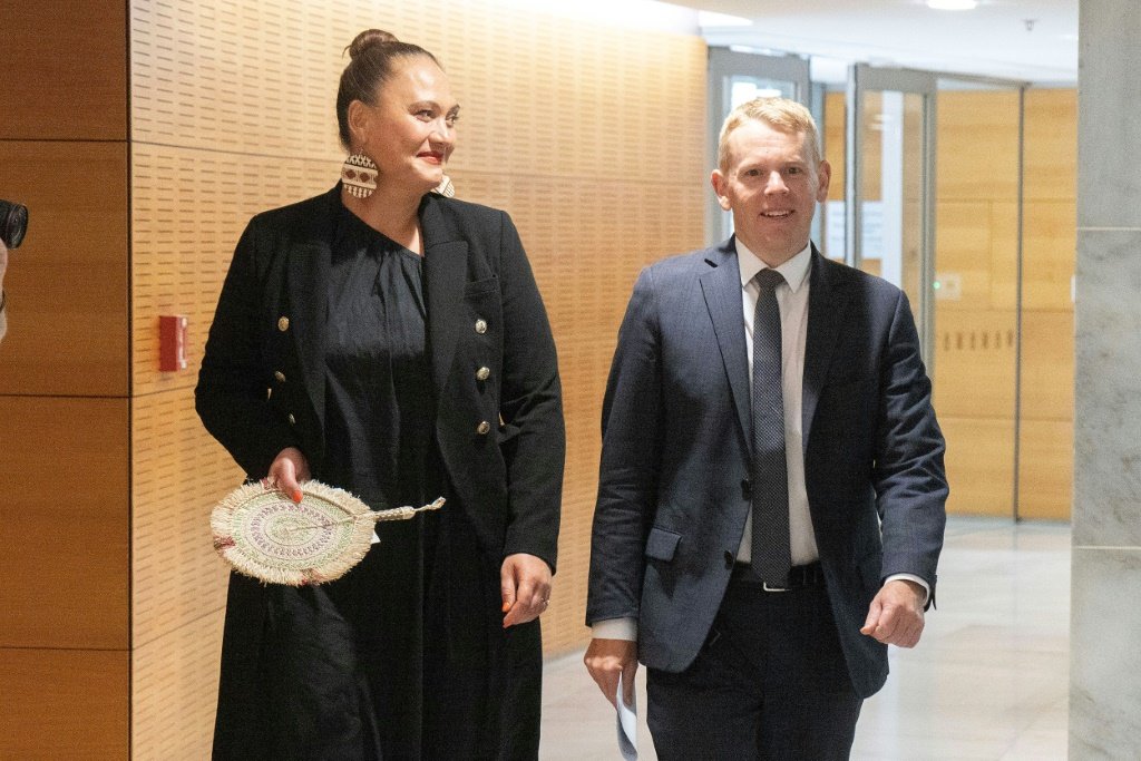 Futuro primeiro-ministro da Nova Zelândia, Chris Hipkins (D) e Carmel Sepuloni, que será vice-primeira-ministra, em 22 de janeiro de 2023 (AFP/Reprodução)