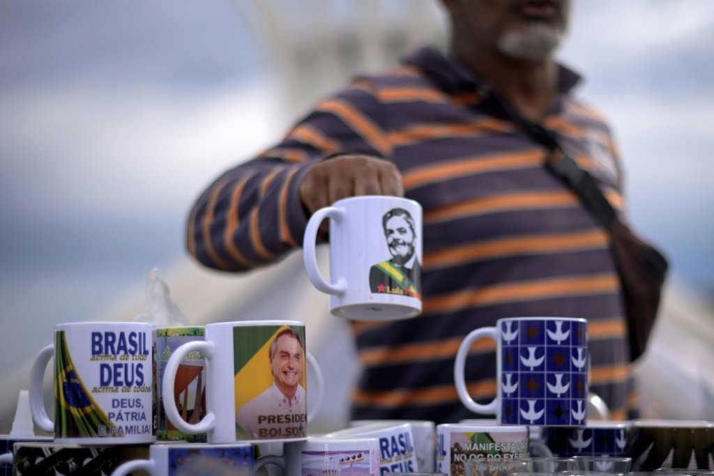 'Lembrancinhas' de atos bolsonaristas estão à venda em Brasília