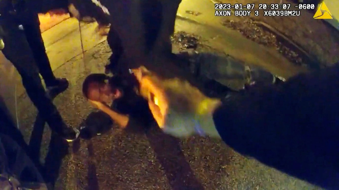 Reprodução de imagem do vídeo divulgado pela administração da cidade americana de Memphis, Tennessee, em 27 de janeiro de 2023, do espancamento letal praticado por policiais contra Tyre Nichols, homem negro de 29 anos