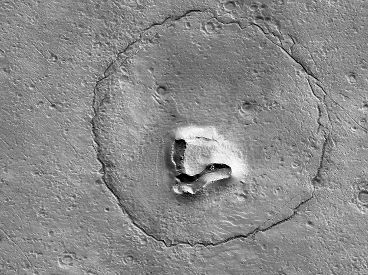 Com uma circunferência de dois quilômetros, o que parece ser o rosto de um urso é avistado por cientistas na superfície de Marte (AFP/AFP Photo)