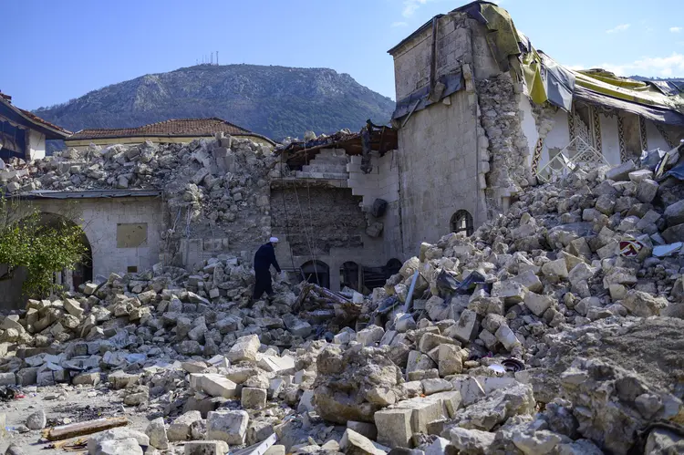 As ruínas da Mesquita Habib-i Neccar na cidade de Antakya, devastada pelo terremoto, no sul da Turquia, em 11 de fevereiro de 2023 (Yasin Akgul/AFP)