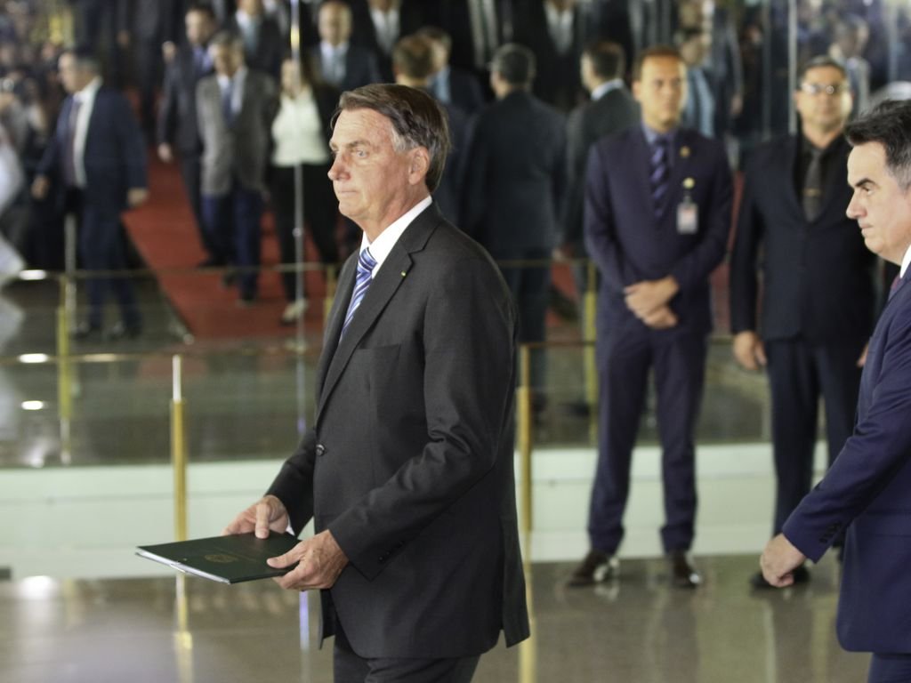 CGU deve retirar sigilo de cartão de vacinação de Bolsonaro