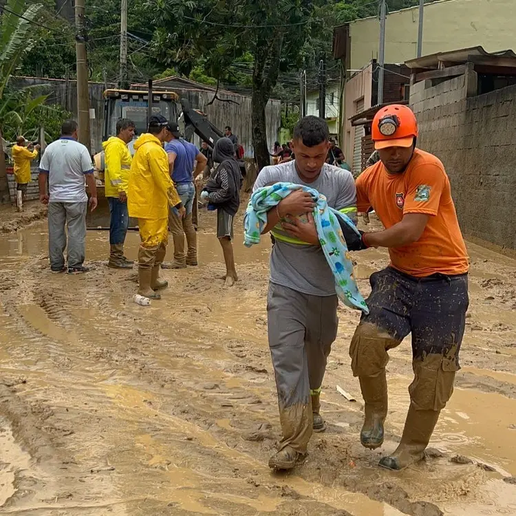 Litoral paulista: Mais de 500 pessoas trabalham no resgate e atendimento das vítimas (Prefeitura de São Sebastião/ Facebook/Reprodução)