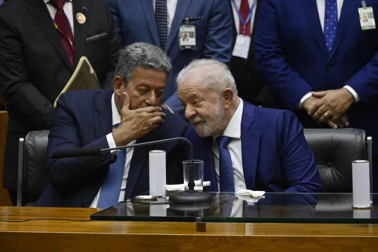 Plenário da Câmara dos Deputados durante sessão solene do Congresso Nacional destinada a dar posse ao presidente e ao vice-presidente da República.

Mesa (E/D):
presidente da Câmara dos Deputados, deputado Arthur Lira (PP-AL);
presidente da República eleito, Luiz Inácio Lula da Silva.
 (Leopoldo Silva/Agência Senado)