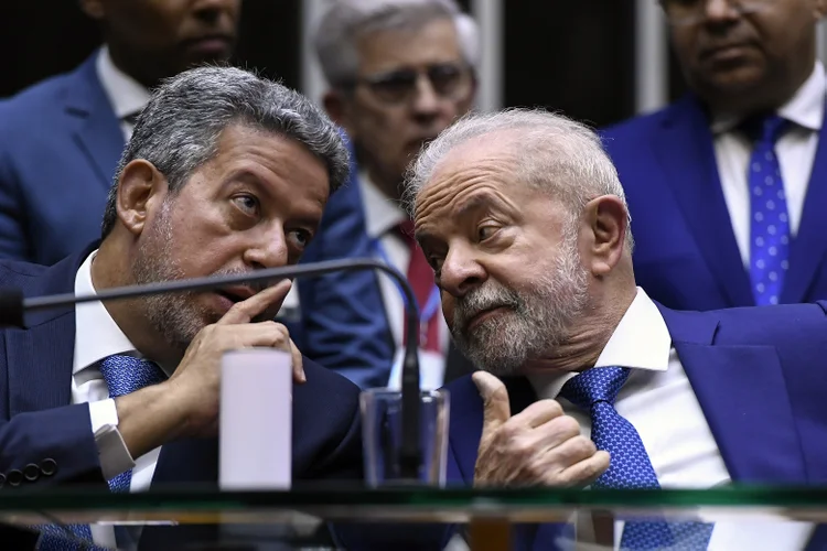 Arthur Lira, presidente da Câmara, e Lula: centrão deve alterar trechos importantes do texto do novo arcabouço fiscal enviado pelo governo (Jefferson Rudy/Agência Senado)
