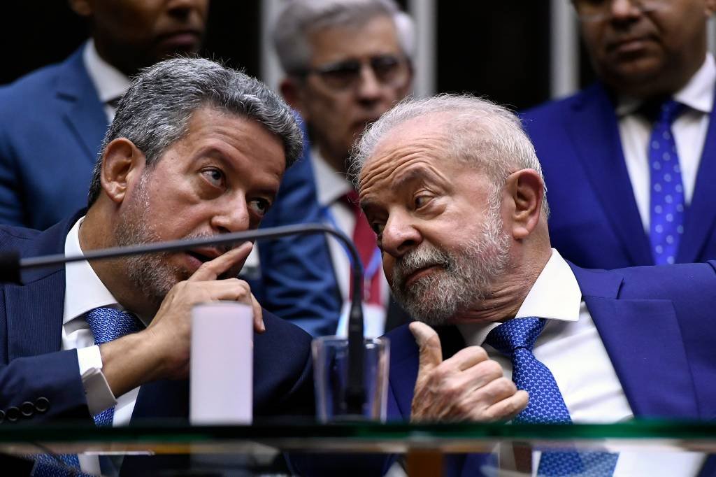 Lula e Lira: Na correria pela votação do texto, a articulação política do Palácio do Planalto recebeu críticas públicas de parlamentares, inclusive de Lira (Jefferson Rudy/Agência Senado)