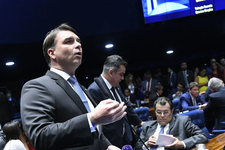 Plenário do Senado Federal durante terceira reunião preparatória destinada à eleição e posse dos 1º e 2º vice-presidentes; 1º, 2º, 3º e 4º secretários; e 1º, 2º, 3º e 4º suplentes de secretário da Mesa do Senado Federal. 

Os membros da Mesa são os mesmos que integram a Comissão Diretora, a quem cabe a direção do Senado. A votação para os demais membros da Mesa também é secreta, por maioria de votos, presente a maioria dos senadores. 

À bancada, em pronunciamento, senador Flávio Bolsonaro (PL-RJ). 

Foto: Geraldo Magela/Agência Senado (Geraldo Magela/Agência Senado/Flickr)