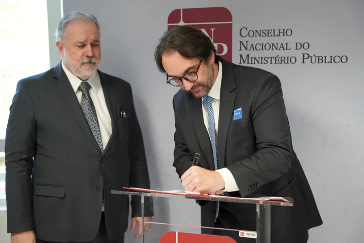 Carlo Pereira, CEO do Pacto Global da ONU no Brasil assina acordo com o MP (Sérgio Almeida/Reprodução)