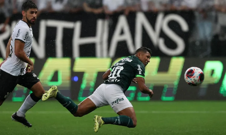 O jogador Rony, da SE Palmeiras, cabeceia para marcar seu gol contra a equipe do SC Corinthians P, durante partida válida pela nona rodada, do Campeonato Paulista, Série A1, na Neo Química Arena. (Foto: Cesar Greco/Palmeiras/by Canon) (Cesar Greco/Palmeiras/Divulgação)