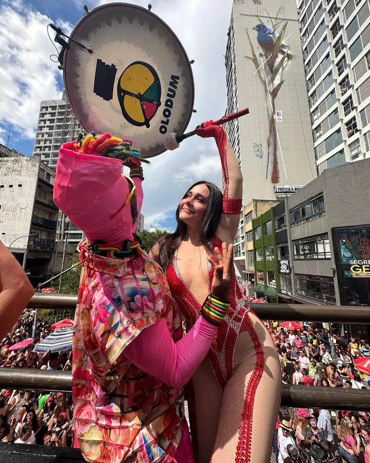 A madrinha do bloco, Tulipa Ruiz, também participa, assim como a rainha, Alessandra Negrini (Facebook/Reprodução)