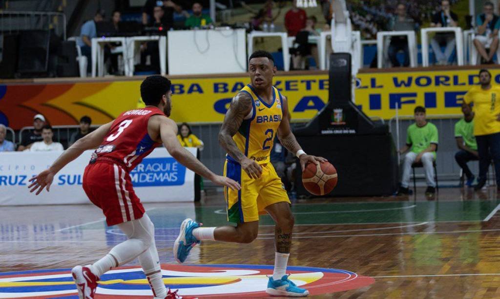 Quanto tempo dura uma partida oficial de basquete? 