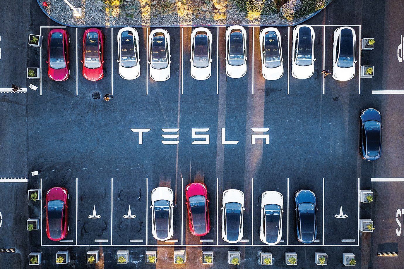 Com queda de 45% das vendas na Europa, ações da Tesla caem e empresa vale menos de US$ 1 tri