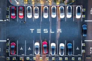 Imagem referente à matéria: Ações da Tesla caem no aftermarket após queda de 45% no lucro do 2º tri
