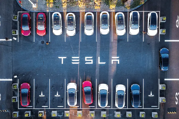 Estacionamento da fábrica da Tesla nos Estados Unidos: a China pode estar na dianteira, mas a empresa de Elon Musk é a mais valorizada (JOSH EDELSON/AFP/Getty Images)
