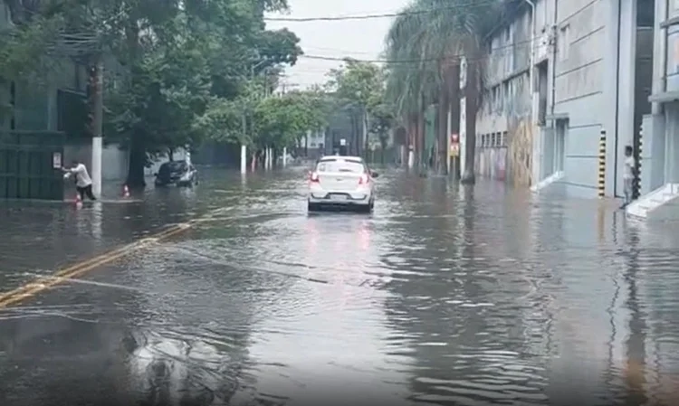 Chove forte em Petrópolis, nessa tarde  (Eduardo Boldt/Agência Brasil)