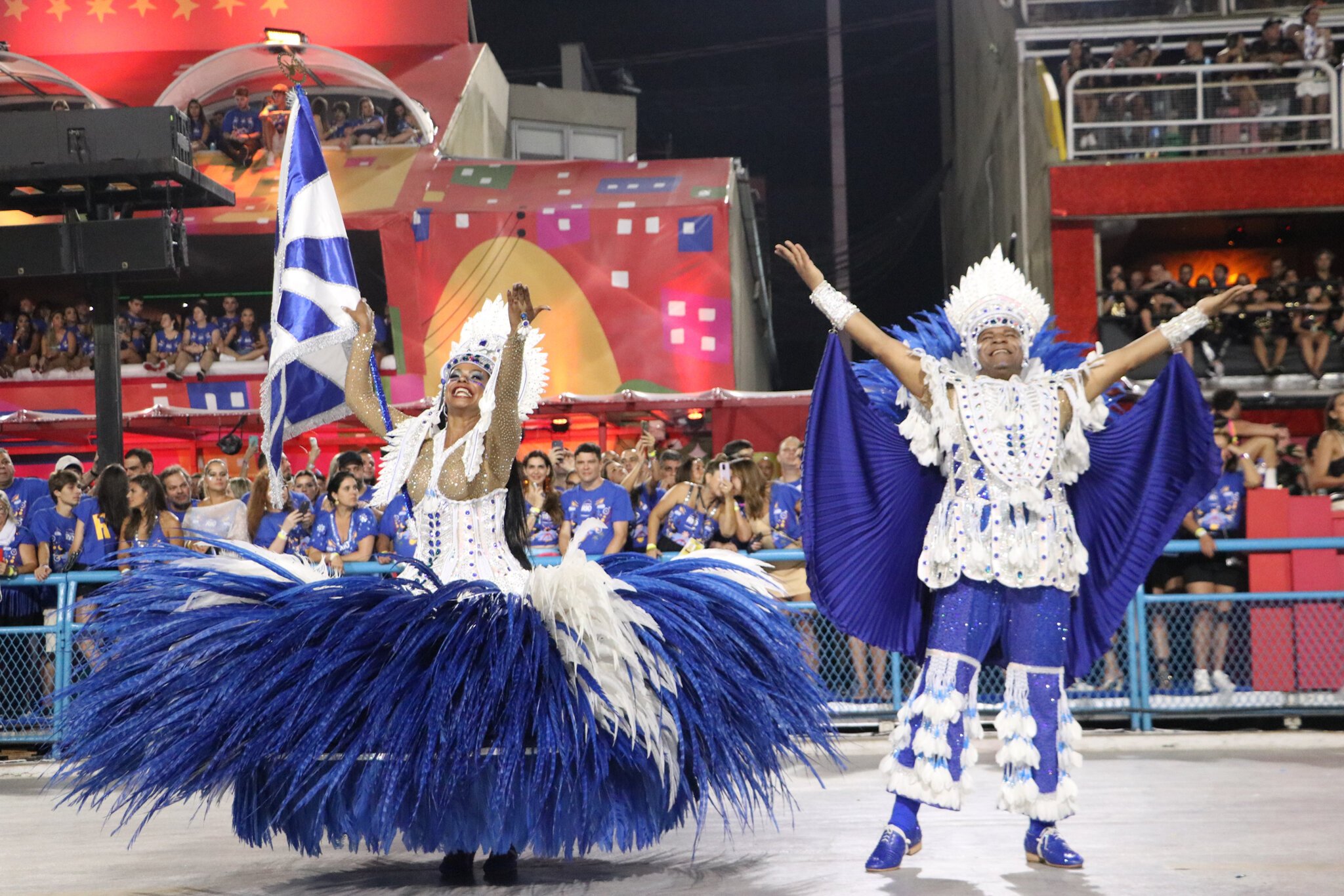 Carro da Beija-Flor pega fogo, mas escola é um dos destaques da 2ª noite de desfile no Rio