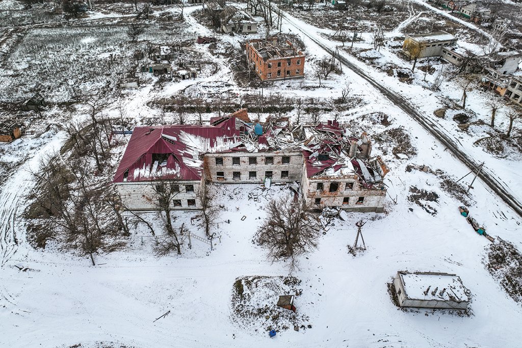 Escola destruída na Ucrânia: os dois lados se preparam para uma escalada nos próximos meses (John Moore/Getty Images)