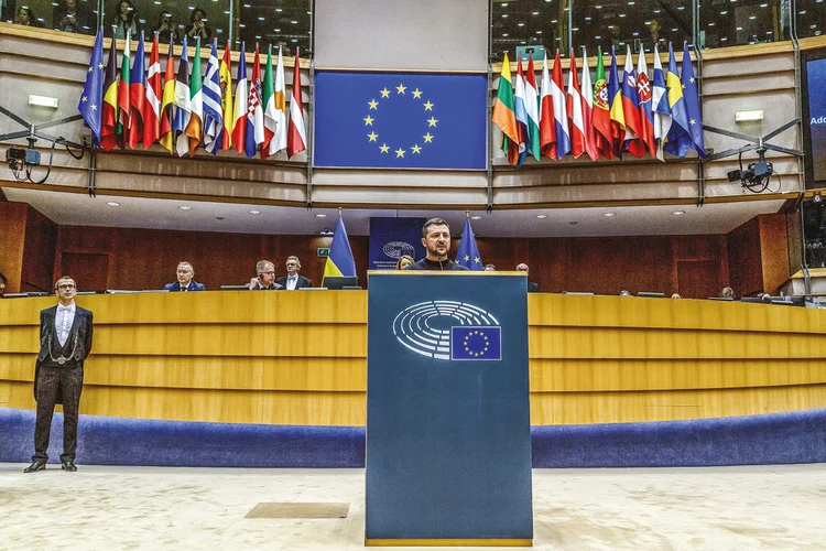 Zelensky no Parlamento Europeu, em fevereiro: o Ocidente ensaia enviar equipamentos mais modernos (Omar Havana/Getty Images)