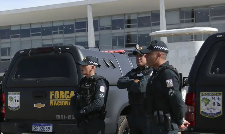 Militares e Veículos da Força Nacional de Segurança Pública do Brasil, são vistos em frente ao Palácio do Planalto em Brasília (José Cruz/Agência Brasil)