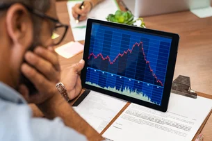 O que é “beta negativo” e em que situações ele pode ser observado em ativos financeiros?