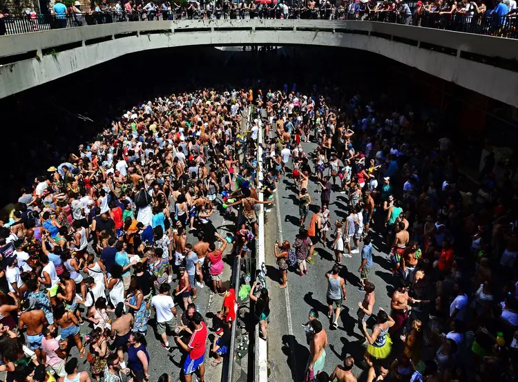 Multidão segue bloco Tarado Ni Você na região da avenida Paulista, em São Paulo (Carlos Alkmin/Getty Images)